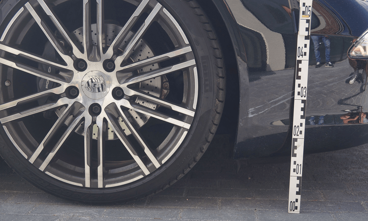 porsche_911_carrera_4_schaden_vorne_rechts_messlatte